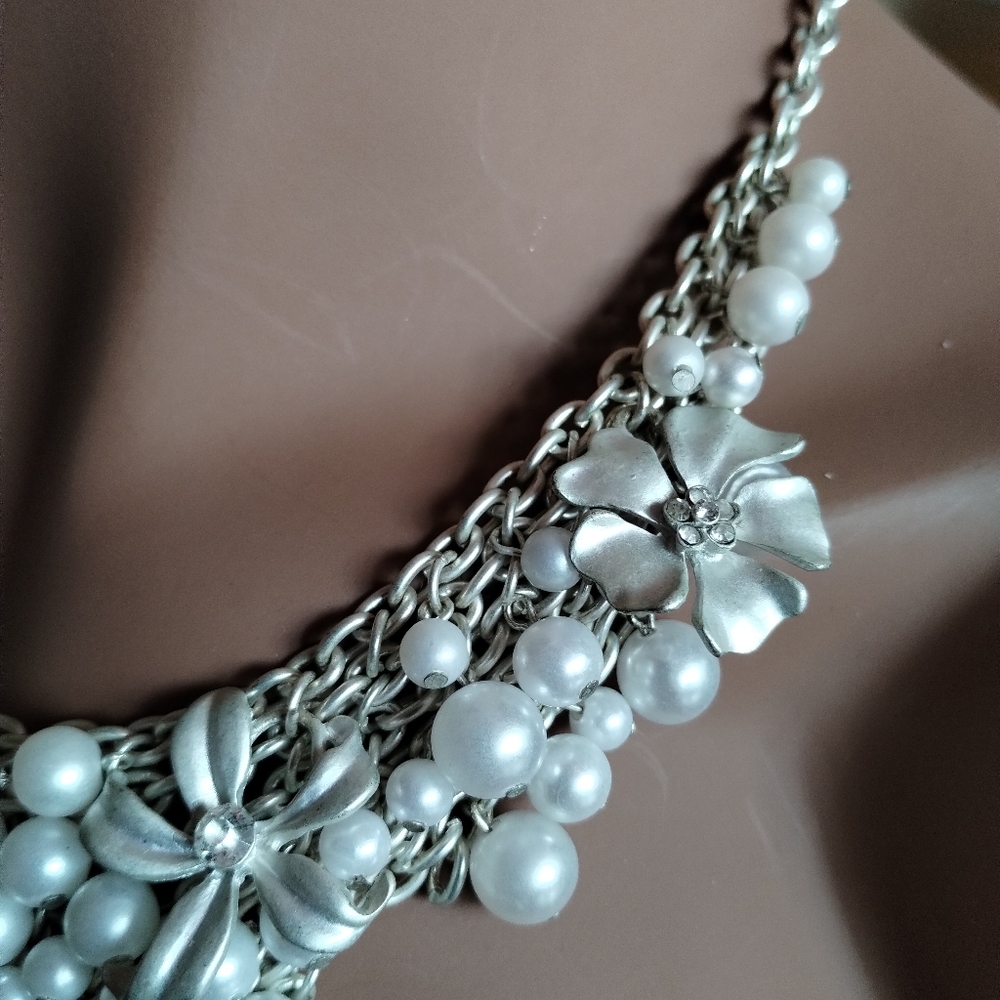 Elegant Pearl & Silver Floral Statement Necklace - Picture 6 of 8